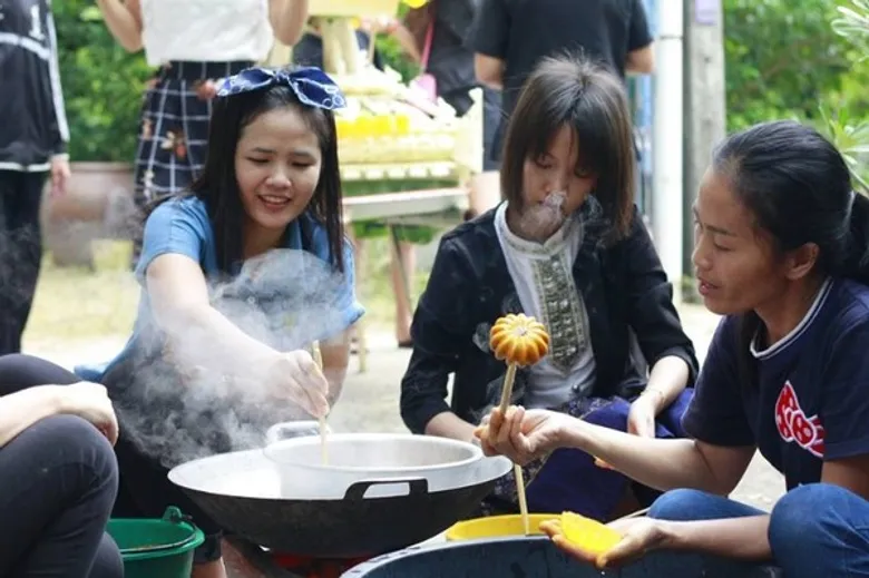 ชมรมศิลปวัฒนธรรม รั้วยูเอ็มที อุบลฯยกทีม สืบสานตำนานปราสาทผึ้ง