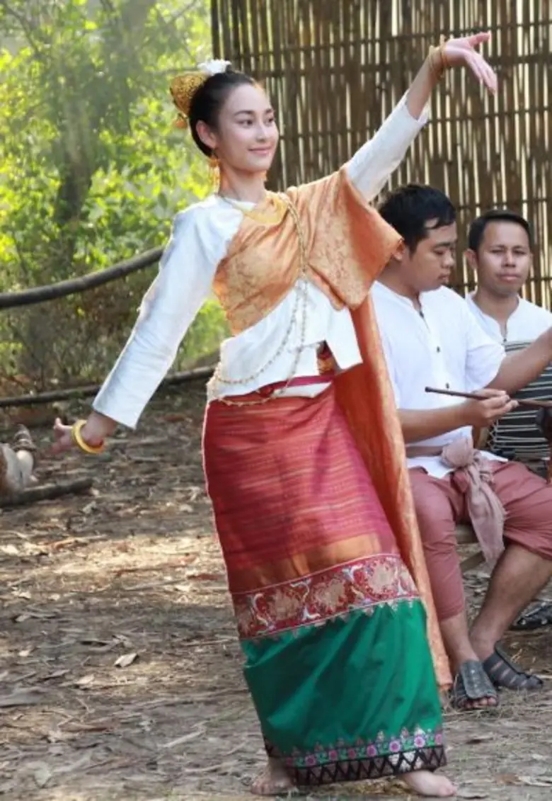 “นาว” ยิ้มรับแฟนละครชมรำสวยใน “สาปดอกสร้อย”