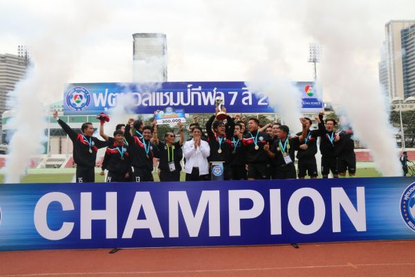 โรงเรียนโพธินิมิตวิทยาคม โค่นแชมป์เก่า โรงเรียนสุรศักดิ์มนตรี คว้าแชมป์เป็นสมัยแรก การแข่งขันฟุตบอลนักเรียน 7 คน “แชมป์กีฬา 7 สี แชมเปียนคัพ 2016” รับทุนการศึกษา 300,000 บาท พร้อมถ้วยรางวัลเกียรติยศ