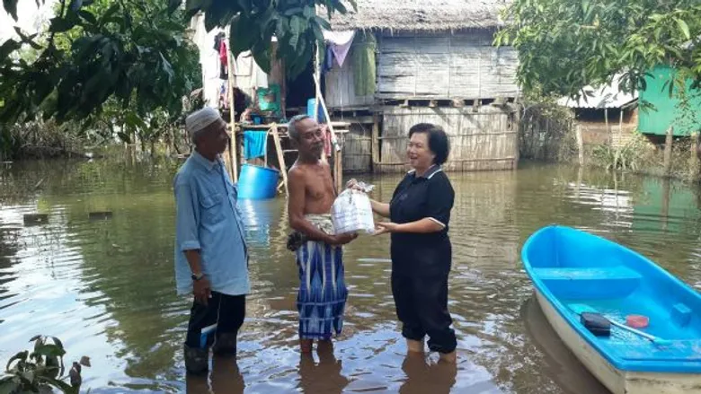 การยางแห่งประเทศไทยปล่อยขบวนน้ำใจช่วยภัยน้ำท่วมภาคใต้ ลงพื้นที่แจกถุงยังชีพเป็นการช่วยเหลือผู้ประสบภัยที่ได้รับความเดือดร้อน พร้อมเยียวยาเกษตรกรชาวสวนยางหลังจากน้ำลดกลับสู่ภาวะปกติ