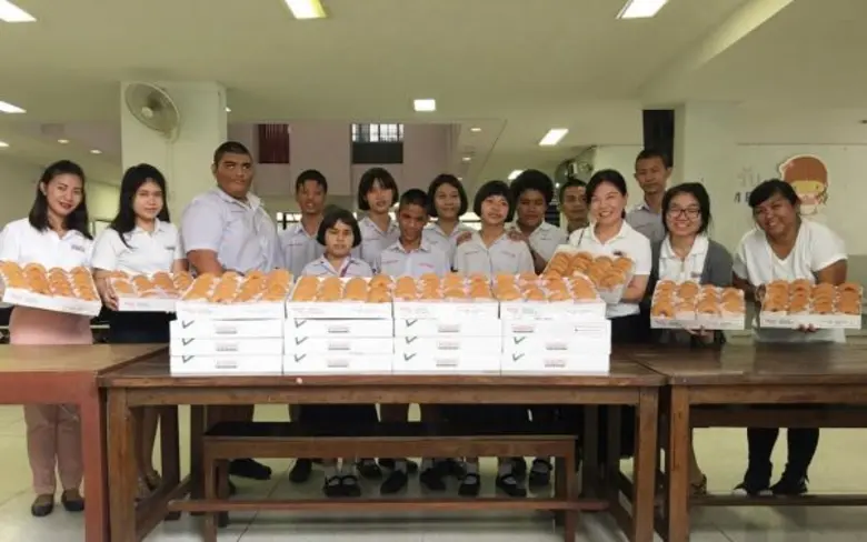 ภาพข่าว: คริสปี้ ครีม ส่งมอบความรักและความสุขแสนอร่อย แก่มูลนิธิช่วยคนตาบอดแห่งประเทศไทย ในพระบรมราชินูปถัมภ์