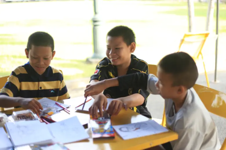 มูลนิธิอินเตอร์ลิ้งค์ให้ใจส่งมอบความรักผ่านสมุดทำมือ