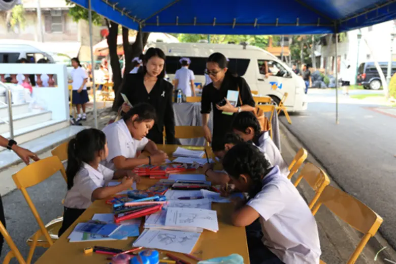 มูลนิธิอินเตอร์ลิ้งค์ให้ใจส่งมอบความรักผ่านสมุดทำมือ