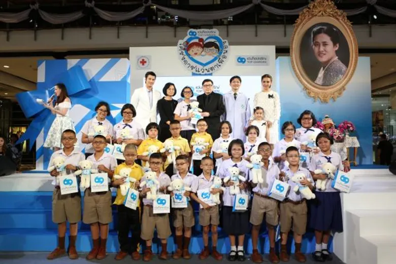 ห้างแว่นท็อปเจริญ ร่วมกับ มูลนิธิสงเคราะห์เด็กของสภากาชาดไทย สานต่อ “โครงการแว่นตาเพื่อน้อง” ปี 4 เชิญชวนชาวไทยร่วมส่งมอบความสุขคูณสองให้กับเยาวชนที่มีปัญหาด้านสายตาทั่วประเทศ