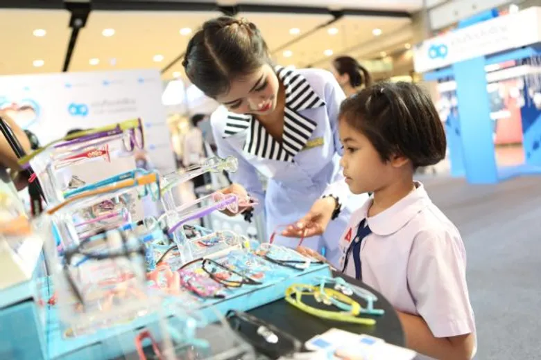 ห้างแว่นท็อปเจริญ ร่วมกับ มูลนิธิสงเคราะห์เด็กของสภากาชาดไทย สานต่อ “โครงการแว่นตาเพื่อน้อง” ปี 4 เชิญชวนชาวไทยร่วมส่งมอบความสุขคูณสองให้กับเยาวชนที่มีปัญหาด้านสายตาทั่วประเทศ