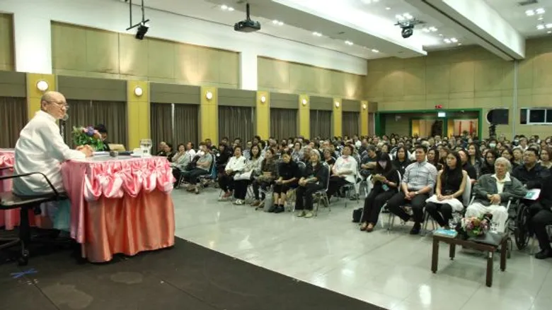 ธรรมะที่พึ่งแท้ ฉบับแม่ชีโชติรส ในเวทีเรายกวัดมาไว้ที่เซเว่นฯ