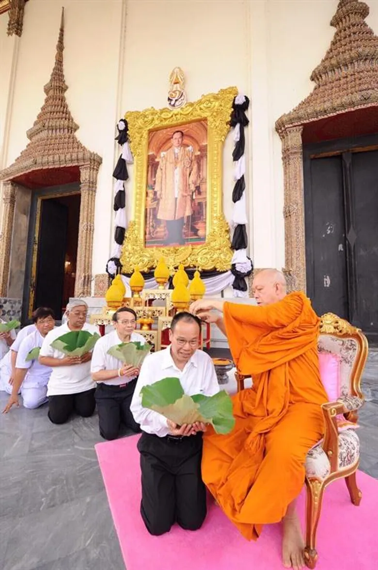 ไทยพาณิชย์จัดอุปสมบทหมู่พนักงานธนาคารฯ 90 รูป ถวายเป็นพระราชกุศลแด่พระบาทสมเด็จ พระปรมินทรมหาภูมิพลอดุลยเดช เนื่องในพิธีบำเพ็ญกุศลสตมวาร (100 วัน)