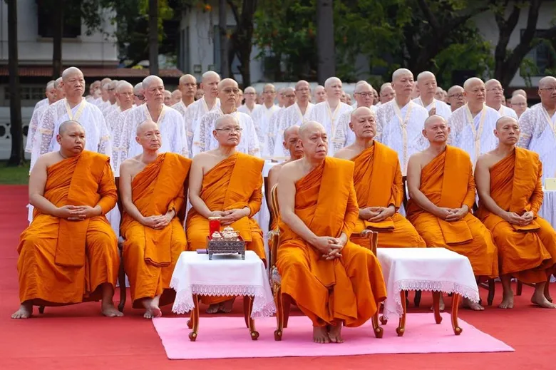 ไทยพาณิชย์จัดอุปสมบทหมู่พนักงานธนาคารฯ 90 รูป ถวายเป็นพระราชกุศลแด่พระบาทสมเด็จ พระปรมินทรมหาภูมิพลอดุลยเดช เนื่องในพิธีบำเพ็ญกุศลสตมวาร (100 วัน)