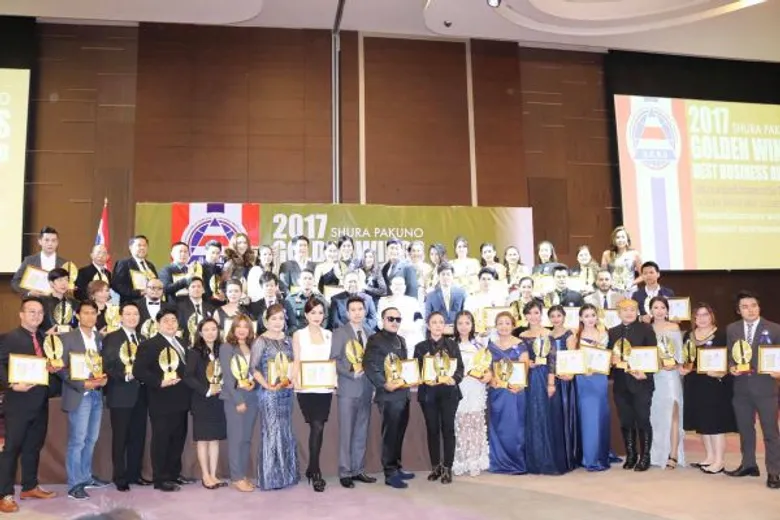 ฟิล์ม-น้ำชา-แมทธิว นำทีมศิลปินดารา รับรางวัล ปีกทองคำ (Golden Wings best business award)