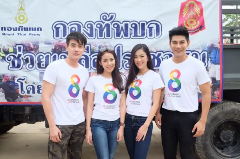 ดาราช่อง 8 “ฟลุค-มังกร-โบว์ลิ่ง-แนน” ลงพื้นที่มอบของใช้แก่ผู้ประสบอุทกภัย บางสะพาน
