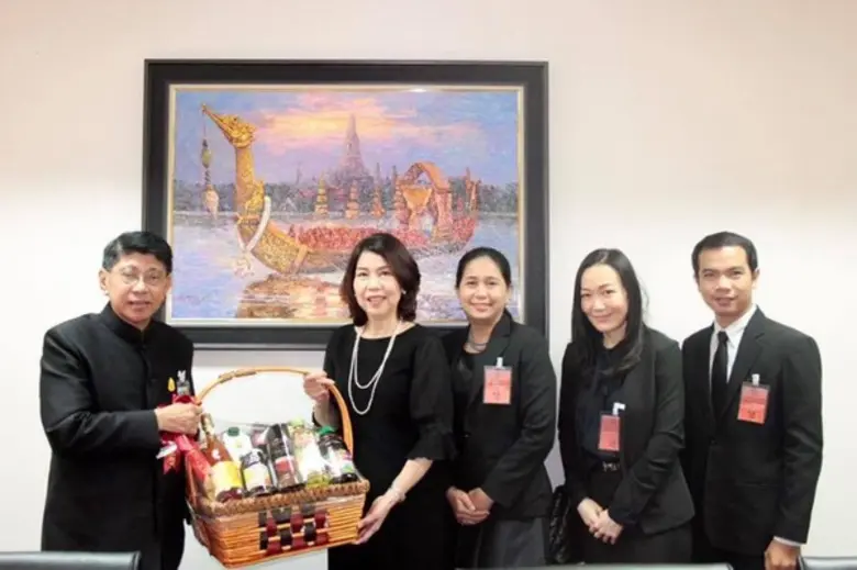 ภาพข่าว: SPU : คณะนิติศาสตร์ ม.ศรีปทุม มอบกระเช้าปีใหม่ 2560 รองนายกรัฐมนตรี