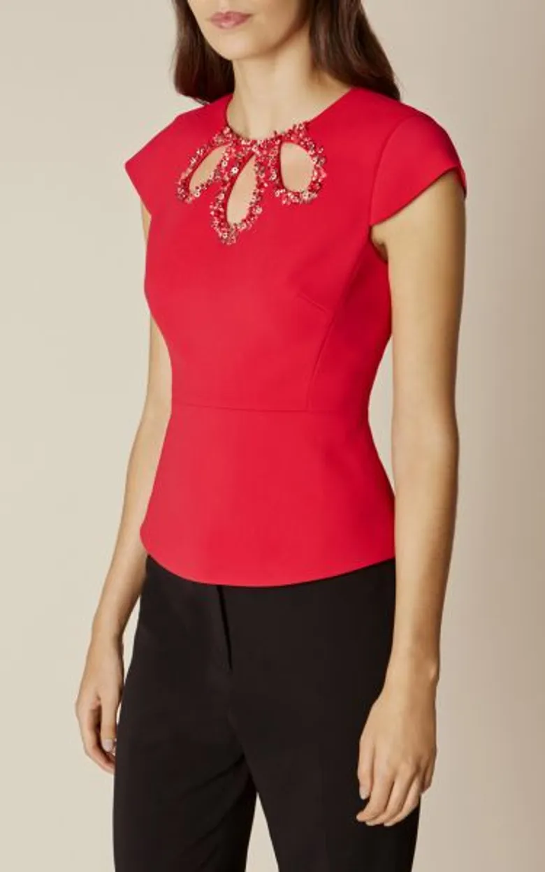 Karen Millen จัดแฟชั่นสีมงคล ต้อนรับปีระกา