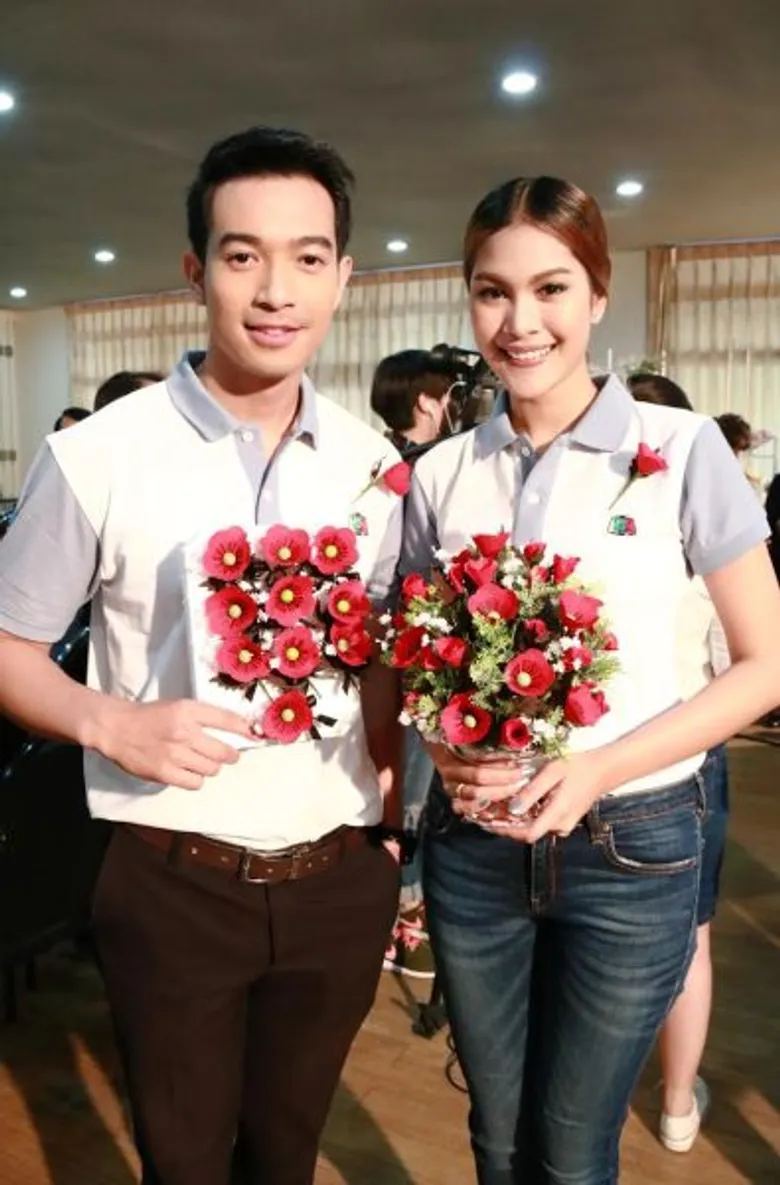 เวิร์คพอยท์นำศิลปิน ใบเฟิร์น สุทธิยา และ เบลล์ ธนกฤต ร่วมงานแถลงข่าว "สัปดาห์ดอกป๊อปปี้บานวันทหารผ่านศึก"