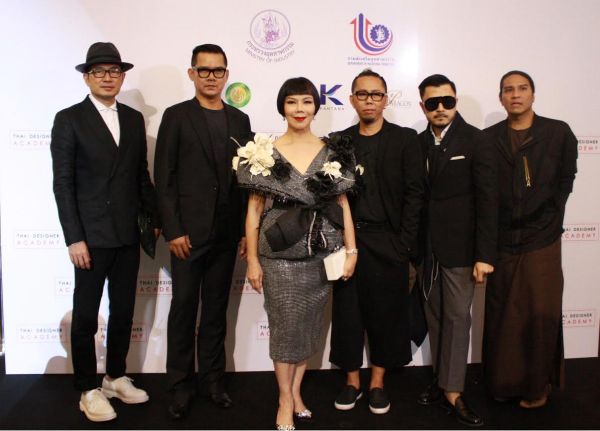กสอ. จับมือกันตนา สถาบันการศึกษา พลิกโฉมดีไซน์เนอร์ไทย ตั้งเป้าโชว์ตัวปารีสแฟชั่นวีค 2017 พร้อมประเดิมโชว์ผลงานผ่าน THE FACE 3