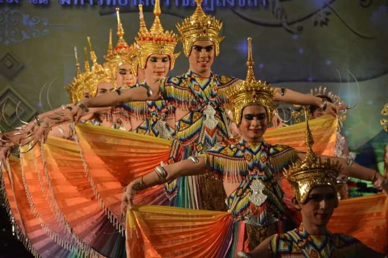มรภ.สงขลา จัดงานวิถีวัฒนธรรม ตามรอยพ่อ 300 โนรารำถวายอาลัย-นักแสดงอินโด มาเลย์ ร่วมเวที
