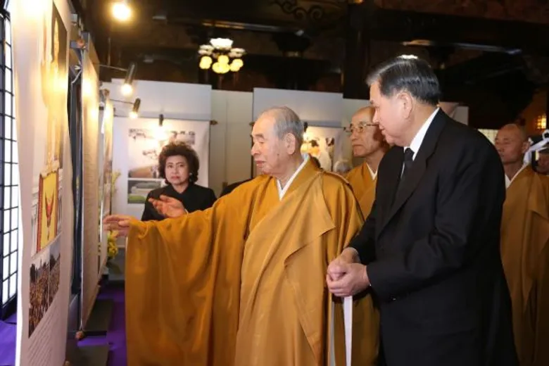 ไทย-ญี่ปุ่นร่วมกันจัดพิธีบำเพ็ญกุศลสตมวารถวายเป็นพระราชกุศลแด่พระบาทสมเด็จพระปรมินทรมหาภูมิพลอดุลยเดชที่วัดเน็นบุตสึชู พระสงฆ์ ภิกษุณี และชาวญี่ปุ่นพร้อมใจร่วมพิธีกว่า 3 พันคน