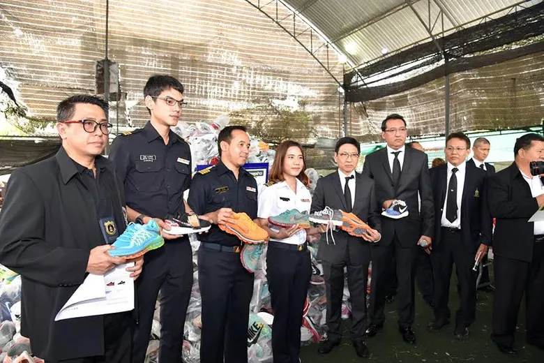 กรมศุลกากรจับกุมรองเท้ากีฬาละเมิดทรัพย์สินทางปัญญาลักลอบหนีศุลกากร มูลค่ากว่า 100 ล้านบาท