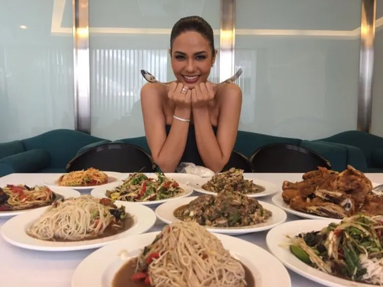 น้ำตาลวันแรกเดินสายออกรายการทีวี ได้กินส้มตำสมใจ 1 กพ : วันแรกหลังเดินทางกลับจาการประกวดมิสยูนิเวิร์สที่ประเทศฟิลิปปินส์