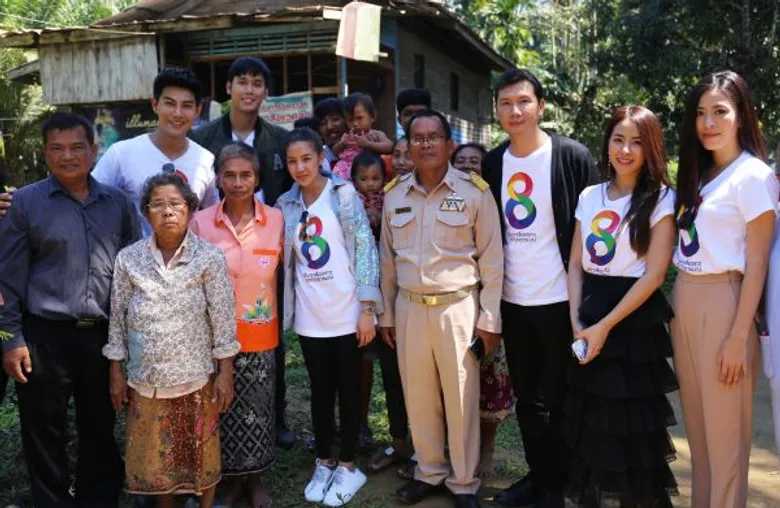 ใบเตย อาร์สยาม นำทีมดาราช่อง8 ลงพื้นที่ฟื้นฟูให้กำลังใจผู้ประสบอุทกภัย 4 จังหวัดภาคใต้