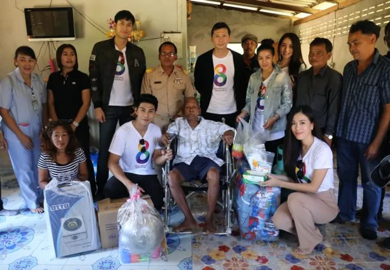 ใบเตย อาร์สยาม นำทีมดาราช่อง8 ลงพื้นที่ฟื้นฟูให้กำลังใจผู้ประสบอุทกภัย 4 จังหวัดภาคใต้