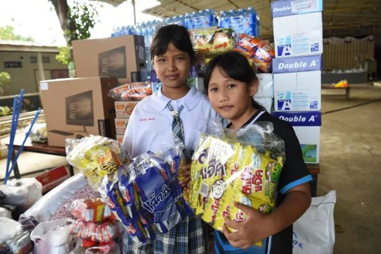 แลนด์โรเวอร์ร่วมกับกลุ่มลูกค้าผู้ใช้รถ เดินทางมอบคอมพิวเตอร์พร้อมอุปกรณ์การเรียน ให้กับโรงเรียนที่ประสบภัยน้ำท่วม อ.บางสะพาน จ.ประจวบคีรีขันธ์