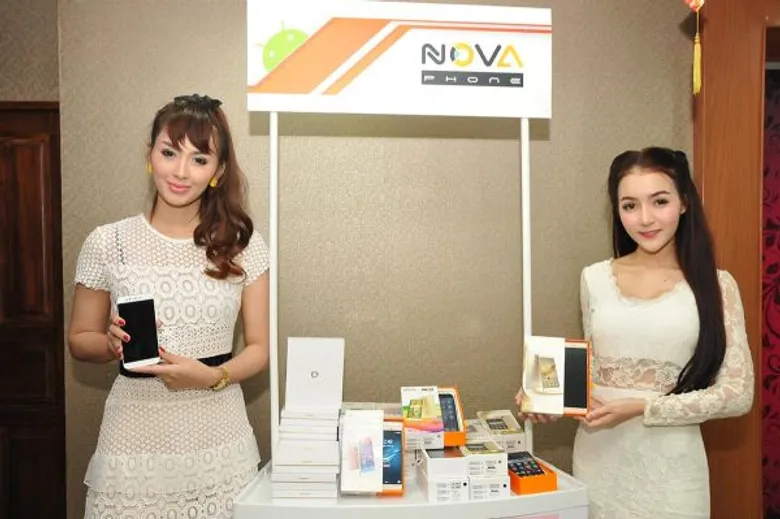 โนว่าโฟน เปิดตัว SuperD รุ่น D1 มือถือ 3 มิติ นวัตกรรมใหม่รุ่นแรกของโลก พร้อมเปิดตัวมือถือโนว่าโฟน 3 รุ่น สเปคดี ราคาเบาๆ วางขายแล้วในบิ๊กซี