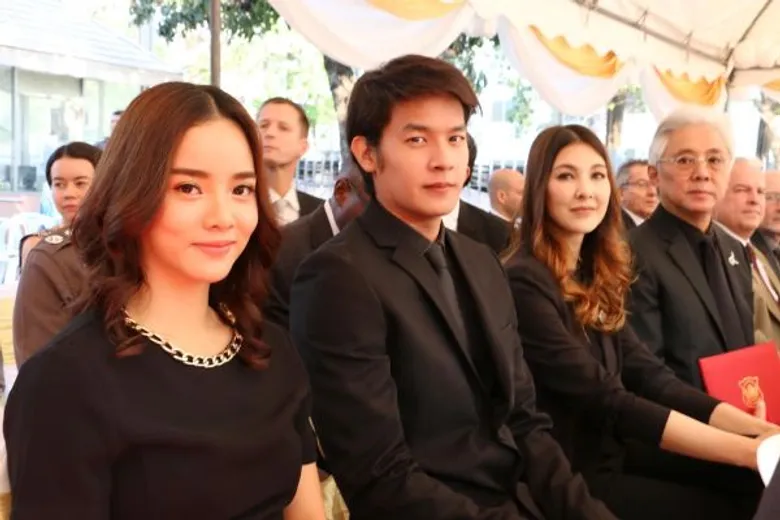 อาตู่ นพพล นำทีม เพื่อน วาววา โบว์ ไข่มุกมังกรไฟ รับเข็มสยบไพรีจากตำรวจปราบปรามยาเสพติด