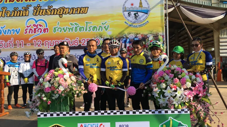 'ปั่นสุขภาพดีฯ’ อ.ศรีสงคราม คึกคัก 'แพทย์ใหญ่จรัญ’ ปธ.เปิด นักปั่นร่วมกว่าพันคน