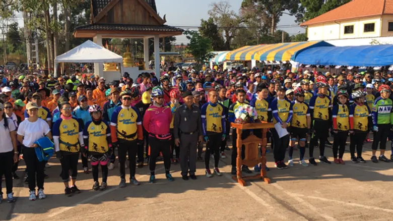 'ปั่นสุขภาพดีฯ’ อ.ศรีสงคราม คึกคัก 'แพทย์ใหญ่จรัญ’ ปธ.เปิด นักปั่นร่วมกว่าพันคน