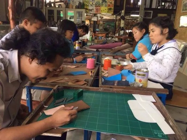 ครูศิลป์จิตอาสาขออุทิศเวลาปีสุดท้ายก่อนเกษียณนำทักษะนอกหลักสูตรถ่ายทอดเพื่อเด็กบกพร่องทางกายให้มีอาชีพ ใช้งานศิลป์เป็นสื่อเติมกำลังใจให้สู้ชีวิต