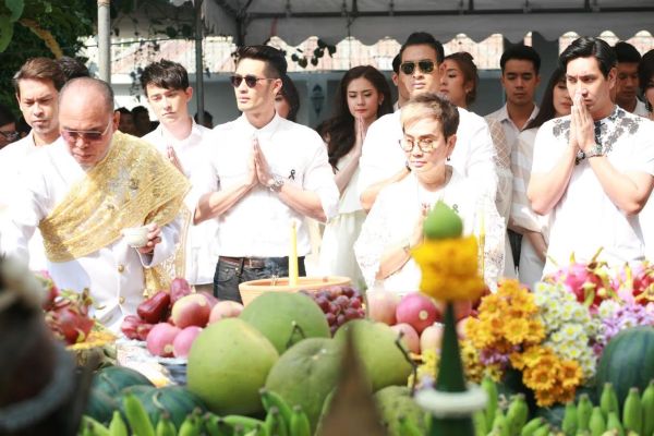 “ต้น - ชลลัมพี” ทายาทแม่หนู สรวงสุดา ถือฤกษ์ดี นำทีมบวงสรวง ละคร “มาตุภูมิแห่งหัวใจ” และ “มนตราลายหงส์” จากละครชุด “MY HERO วีรบุรุษสุดที่รัก”