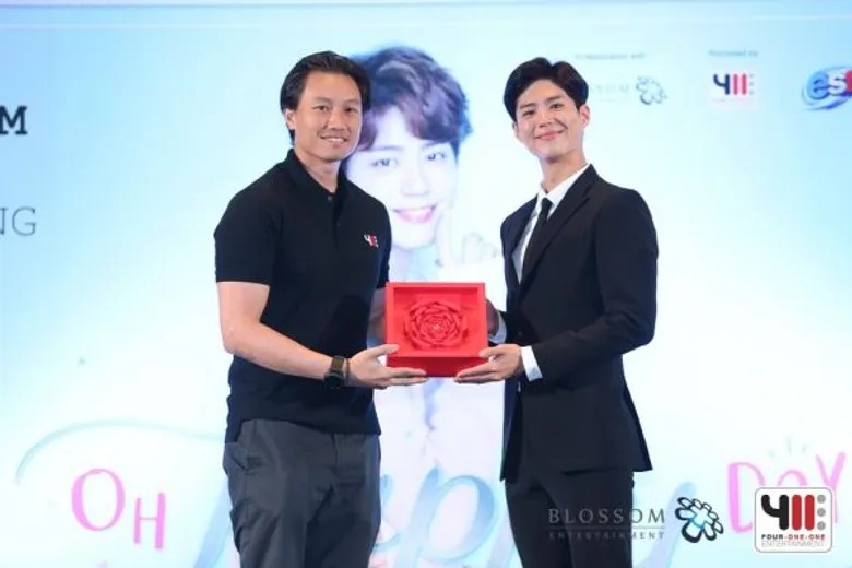 เอ็นดูแรง! วิถีเขยไทยสไตล์ “พัคโบกอม” “กึ้ง-โฟร์วันวัน” จัดใหญ่ “ซงจุงกิ” โผล่เซอร์ไพรส์กลางแฟนมีตติ้ง!!