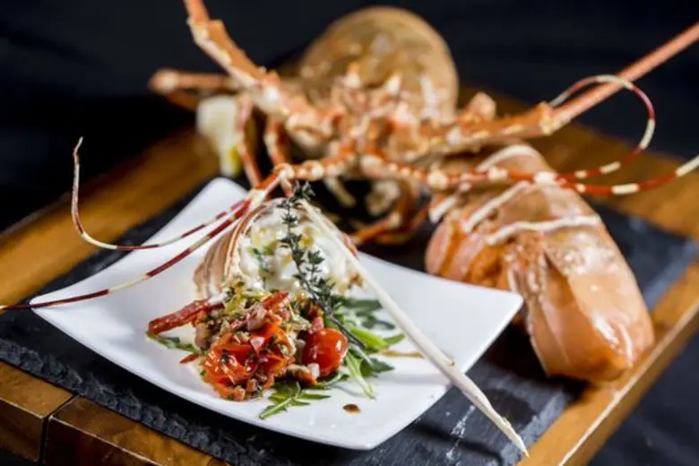 ลิ้มรสเมนูกุ้งมังกรจานเด็ดจากห้องอาหารพาโนรามา โรงแรมคราวน์ พลาซ่า กรุงเทพฯ ลุมพินี พาร์ค