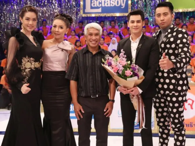 ภาพข่าว: “ซี” แก้มปริ โดนบุกเซอร์ไพรส์กลางเวที