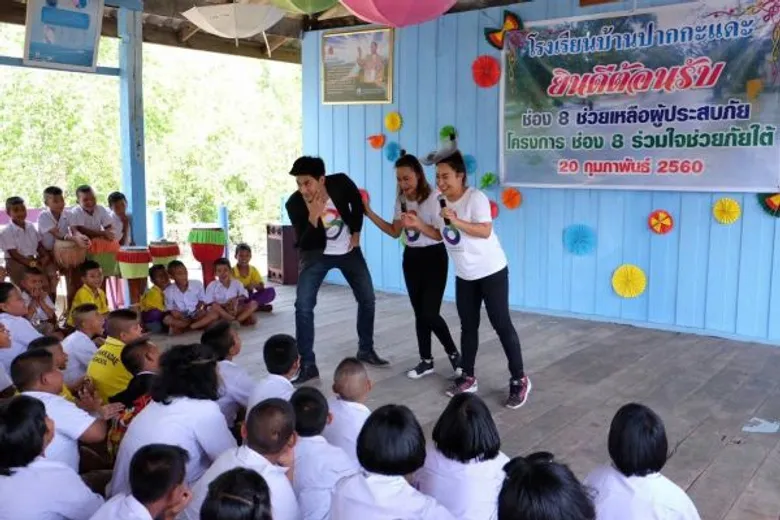 “ดร.โด่ง-องอาจ” นำทีมดาราศิลปินมอบน้ำใจสู่พี่น้องสุราษฎร์ธานี ใน “โครงการช่อง 8 ร่วมใจช่วยภัยใต้”