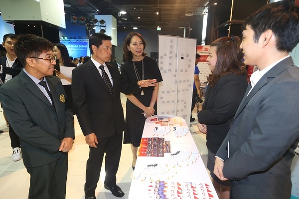 ลุยโรดโชว์ “สถานศึกษาต้นแบบทวิภาคี สานพลังประชารัฐ” (Excellent Model School) ต่อเนื่องกับสาขาวิชาการจัดการธุรกิจค้าปลีก