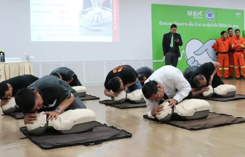 เอ็ม บี เค กรุ๊ป ร่วมมือ สพฉ. เพิ่มโอกาสรอดชีวิตจากอาการหัวใจหยุดเต้นเฉียบพลัน นำร่องติดตั้งเครื่อง AED ที่เอ็ม บี เค เซ็นเตอร์ เป็นศูนย์การค้าแรกในประเทศไทย