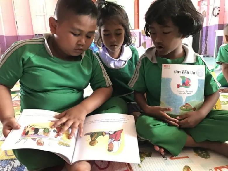 มูลนิธิเอสซีจี จับมือ ปูนซิเมนต์ไทย (ทุ่งสง) มอบครุภัณฑ์ ชั้นหนังสือ และอุปกรณ์กีฬา คืนรอยยิ้มสดใสหลังน้ำท่วม ให้น้องๆ รร.บ้านปากบางกลม จ.นครศรีธรรมราช