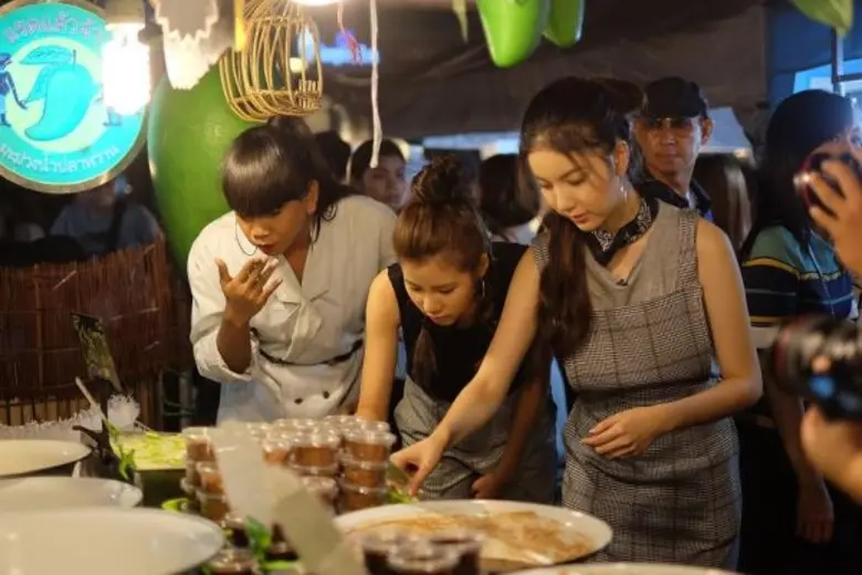 ทีวีไกด์: รายการ “#TEAMGIRL” “เอสเธอร์-มุก-เจนนี่” ตะลอนกินของอร่อย กับ 5 ร้านเด็ด ที่ตลาดนัดรถไฟรัชดา