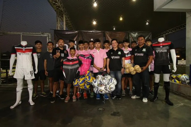 เวอร์ซุส ร่วมส่งต่ออุปกรณ์กีฬาให้แก่น้องๆ เยาวชนในชนบท เพื่อการเล่นกีฬาอย่างมีความสุข