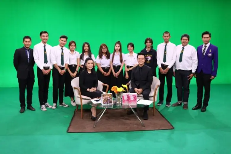 สองพิธีกรรายการ "ชั่วโมงสร้างสุข" ทางช่อง...