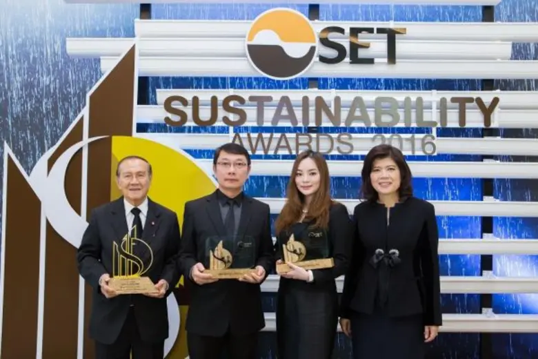 นางสาวณัฐพรรณ เหลืองวิริยะ (2 จากขวา) ผู้...