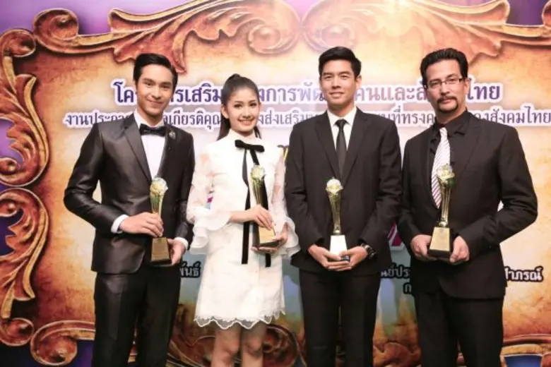 โอริเวอร์-โน้ต วัชรบูล นำทีมรับรางวัลเพชรน้ำเอก "รัตนวดี"