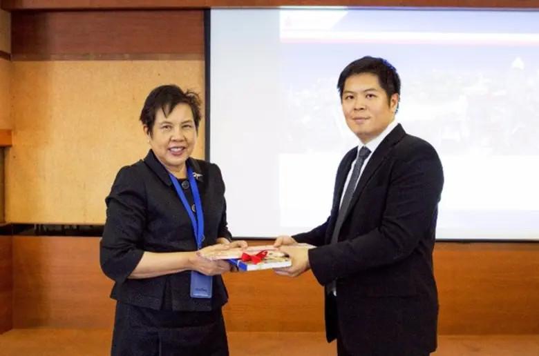 เมื่อเร็วๆ นี้ ดร.ธนาวุฒิ พรโรจนางกูร (ขว...