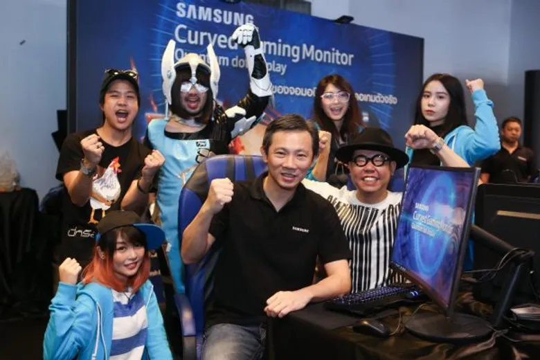 ซัมซุงเปิดสนามประลองเกม “Overwatch” ท้า 4 เกมเมอร์จากเพจดัง ระเบิดความมันครั้งแรกบนมอนิเตอร์จอโค้งสำหรับเล่นเกมล่าสุดจากซัมซุง ในงาน “Samsung Curved Gaming Monitor Celebrities Show Match”