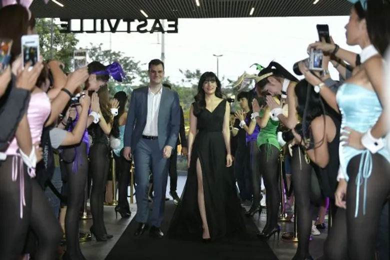 คูเปอร์ เฮฟเนอร์-คิมเบอร์ลี่ ร่วมเปิดตัว Playboy Cafe