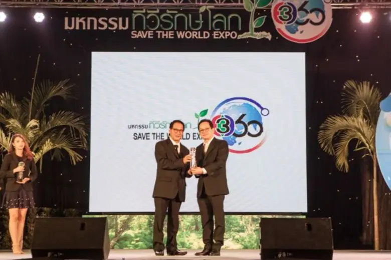 คุณประพัฒน์ รัฐเลิศกานต์ (ขวา) กรรมการผู้...
