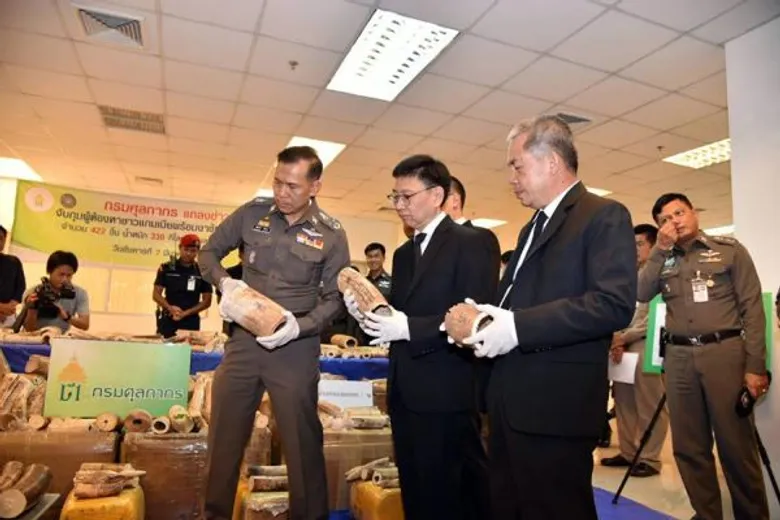 กรมศุลกากร สำนักงานตำรวจแห่งชาติ และกรมอุทยานแห่งชาติ สัตว์ป่า และพันธุ์พืช แถลงข่าว ตรวจยึดงาช้างลักลอบนำเข้าจากประเทศมาลาวี จำนวน 422 ท่อน น้ำหนักประมาณ 330 กิโลกรัม มูลค่า 17,000,000 บาท