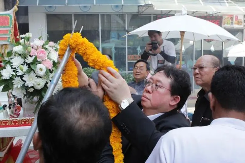 ช่อง 3 ถือฤกษ์ดี ทำพิธีไหว้ศาลพระภูมิ ศาลพระพรหม และศาลตายาย เพื่อเสริมความเป็นสิริมงคล พร้อมสร้างขวัญกำลังใจในการปฏิบัติงาน