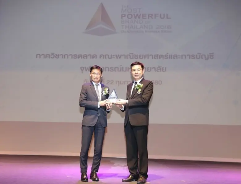 มร. ตัน ฮาค เลห์ (ซ้าย) ประธานเจ้าหน้าที่...